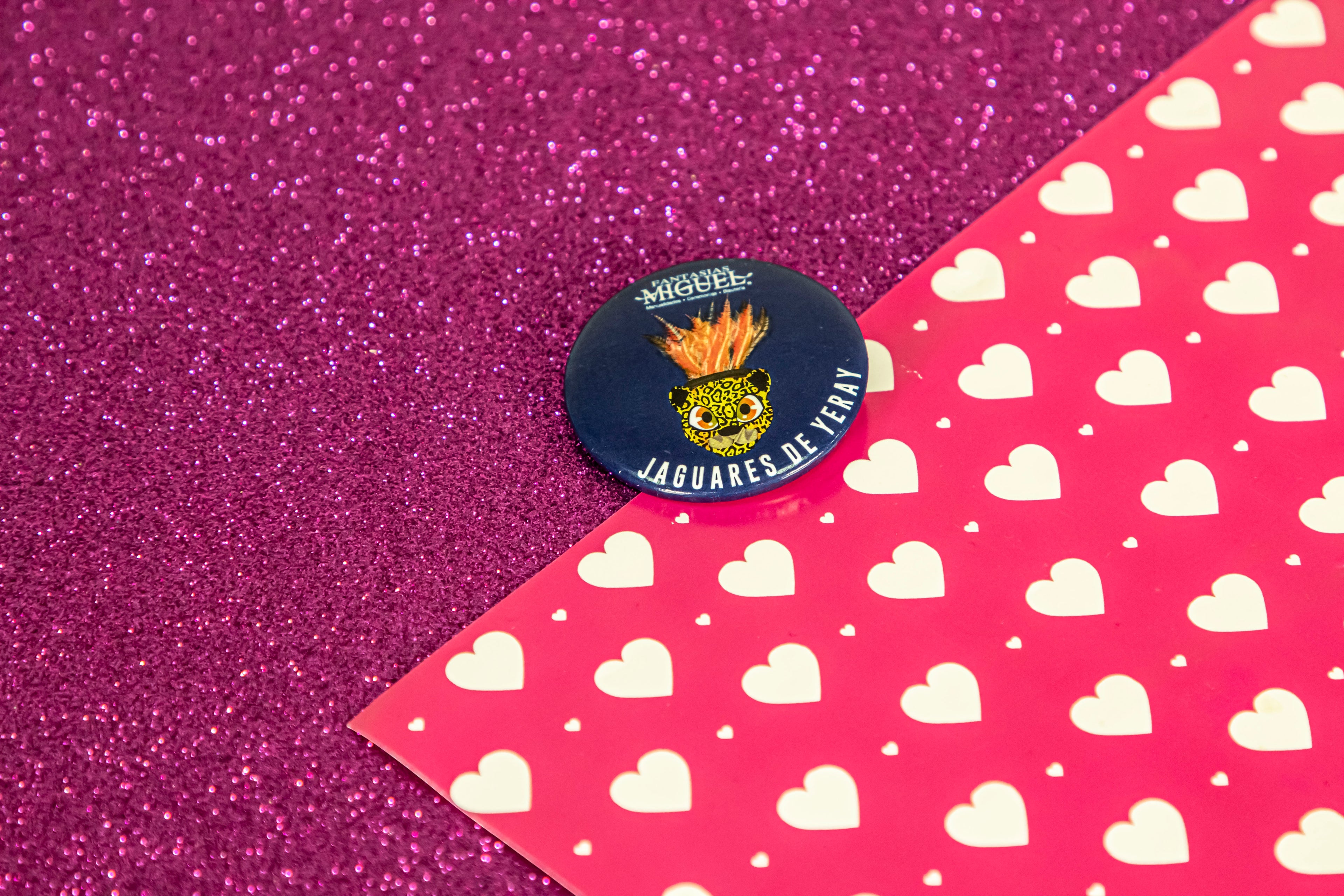 Pin de tribus (Varios)